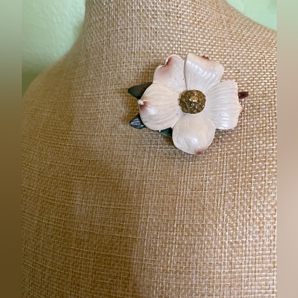 Elegant White Floral Brooch - Picture 4 of 7